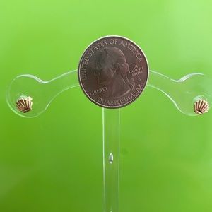 14 kt. YG Clam pierced earring